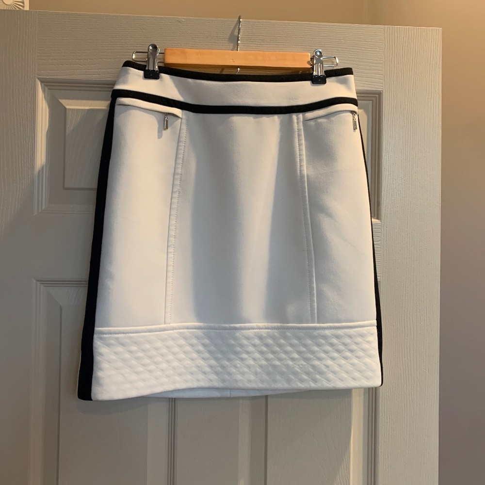 White House Black Market Ivory/Black Lined Skirt sz 4